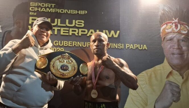 
					Petinju Papua Geisler Ap foto bersama Paulus Waterpauw di ajang East Phoria Sport Championship, Minggu 23 Juni 2024. (KabarPapua.co/Imelda)