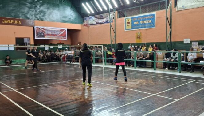 
					Suasana turnamen badminton HUT Bhayangkara di Polda Papua, Senin 24 Juni 2024. (KabarPapua.co/Imelda)