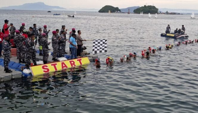 
					Pelepasan peserta Open Water Swimming Cup di kawasan Pantai Dok II Kota Jayapura, Sabtu 29 Juni 2024.  (KabarPapua.co/Imelda)