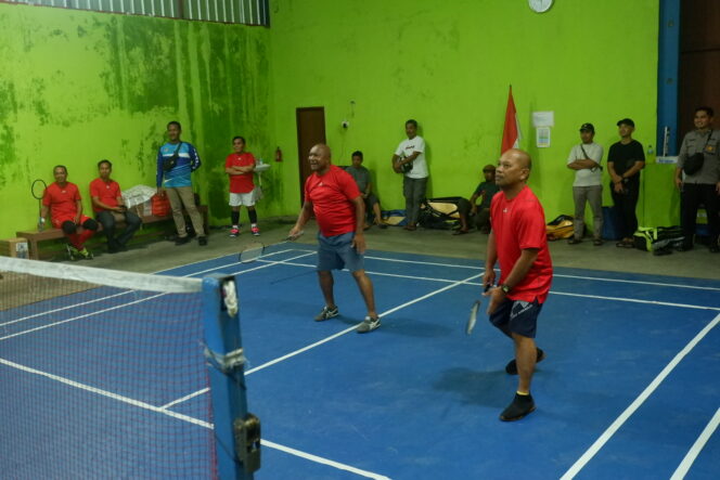 
					Penjabat Bupati Kepulauan Yapen, Welliam Manderi saat pertandingan perdana Turnamen Badminton Kawanua, Kamis 20 Juni 2024. (KabarPapua.co/Ainun Faathirjal)