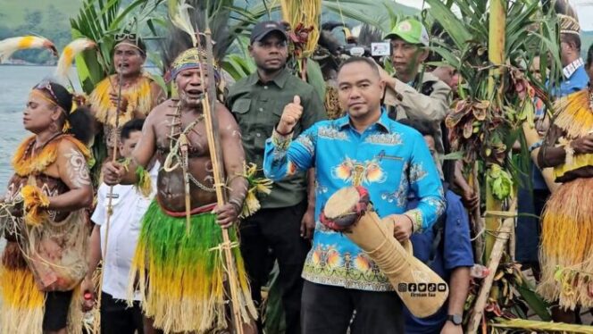 
					Pj Bupati Jayapura Triwarno Purnomo saat ikut bersama penari Isosolo pada saat pembukaan FDS XIV 2024. (KabarPapua.co/Alan Youwe)