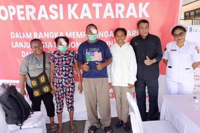 
					Lansia di Jayapura usai menjalani operasi katarak gratis Kemensos RI, Rabu 12 Juni 2024. (KabarPapua.co/Natalya Yoku)