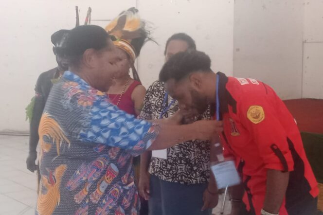 
					Staf Ahli Bupati Puncak, Helena Magai membuka resmi Mubes V KMPP se-Jayapura, Sabtu 15 Juni 2024. (KabarPapua.co/Imelda)