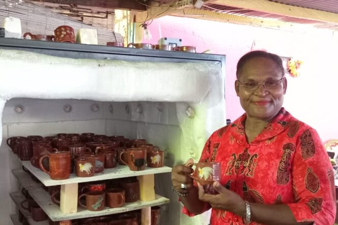 
					Koordinator Kelompok Pengrajin Kampung Kayu Batu, Popy Pui menunjukkan gerabah keramik. (KabarPapua.co/Natalya Yoku)