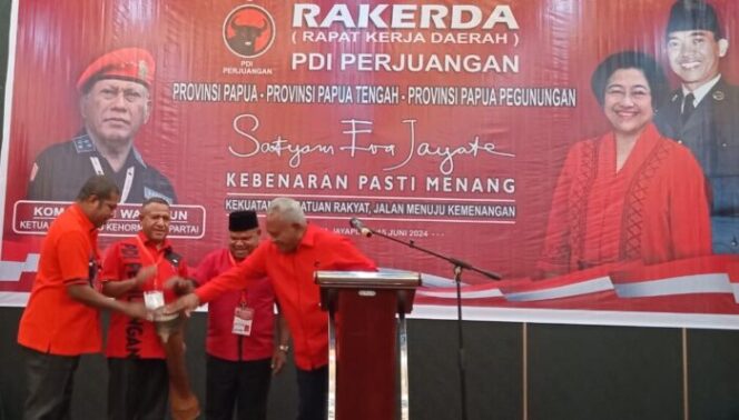 
					Pembukaan Rakerda PDIP Tiga Provinsi di Kota Jayapura jelang Pemilihan Gubernur 2024. (KabarPapua.co/Natalya Yoku)