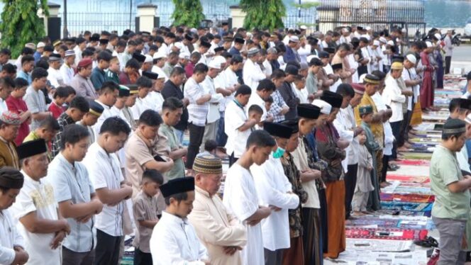 
					Pelaksanaan Shalat Idul Adha di halaman Kantor Gubernur Papua, Senin 17 Mei 2024. (KabarPapua.co/Imelda)