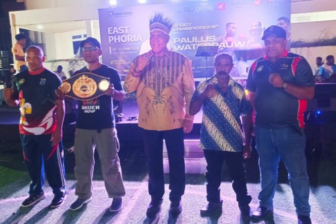 
					Paulus Waterpauw usai membuka East Phoria Sport Championship di Kota Jayapura. (Ist)