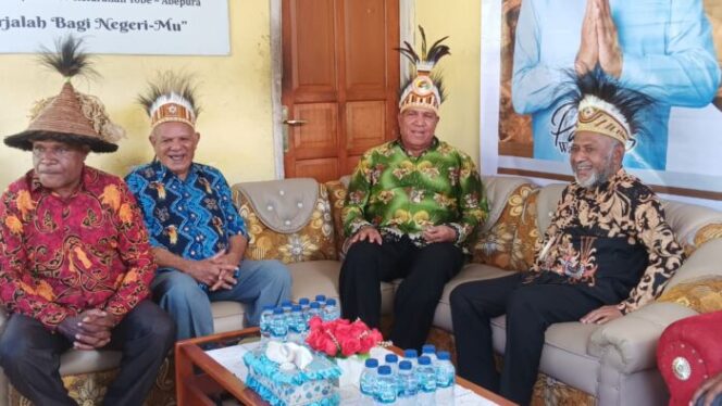 
					Paulus Waterpauw saat kunjungan di Kantor Sekretariat Dewan Adat Papua, Sabtu 22 Juni 2024. (KabarPapua.co/Imelda)