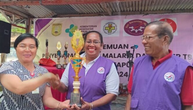 
					Pemberian tropi kepada kader malaria terbaik oleh Kepala Dinas Kesehatan Kota Jayapura, Ni Nyoman Sri Antari. (KabarPapua.co/Natalya Yoku)