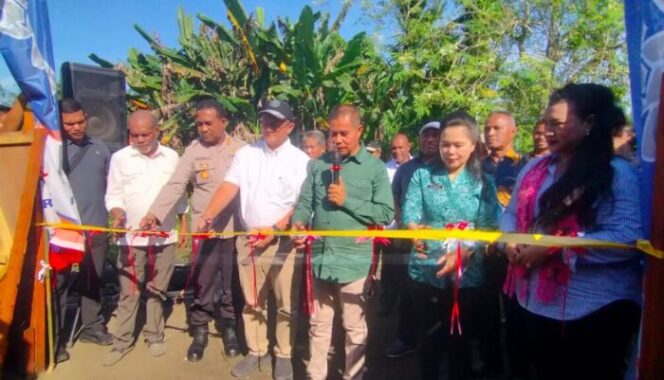 
					Pj Gubernur Papua, Ridwan Rumasukun meresmikan UPH Tepung Sagu Mabers Phuyaka di Kampung Sereh, Kabupaten Jayapura, Rabu 26 Juni 2024. (KabarPapua.co/Alan Youwe)