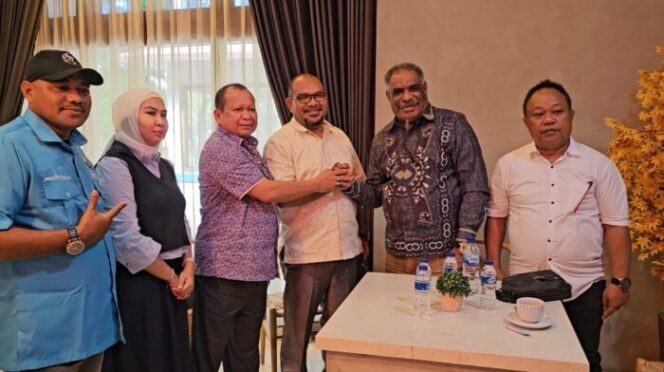 
					Potret Abisai Rollo dan Robert Awi bertemu di DPN Gelora Jakarta Pusat untuk mengikuti fit and proper test bakal calon Wali Kota Jayapura, Rabu 26 Juni 2024. (Ist)