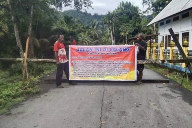 
					Pemalangan Ruas Jalan Waibron, Kabupaten Jayapura, Papua yang dilakukan sejak 20 Mei 2024. (KabarPapua.co/Istimewa)