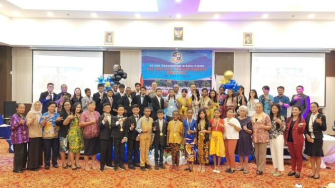 
					Foto bersama orang tua dan murid SD Kristen Kalam Kudus Sentani dalam acara penamatan peserta didik tahun ajaran 2023/2024.(KabarPapua.co/Alan Youwe)