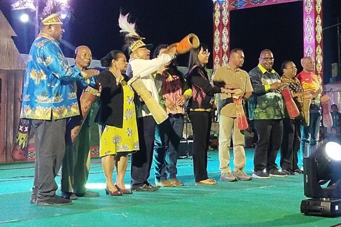 
					Seremonial penutupan Festival Danau Sentani XIV 2024 dengan menabung tifa bersama pada Minggu 23 Juni 2024. (KabarPapua.co/Alan Youwe)