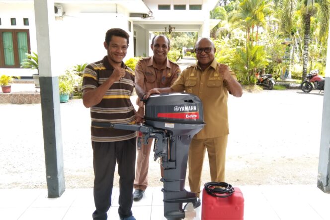 
					Penjabat Bupati Kepulauan Yapen, Welliam Manderi foto bersama usai menyerahkan perahu tempel kepada kelompok nelayan dari Kampung Yobi, Selasa 25 Juni 2024. (KabarPapua.co/Ainun Faathirjal)