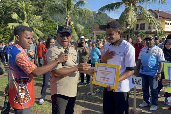 
					Penjabat Bupati Kepulauan Yapen, Welliam Manderi menyerahkan bantuan modal usaha kepada penyandang disabilitas, Jumat 21 Juni 2024. (KabarPapua.co/Ainun Faathirjal)