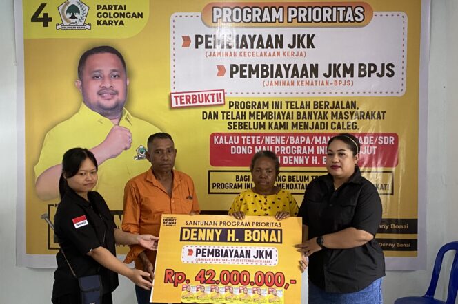 
					Penyerahan santunan program Pembiayaan JKK-JKM oleh Tim Denny Bonai kepada ahli waris. (KabarPapua.co/Agies Pranoto)