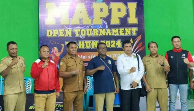 
					Ketua Pengprov PBSI Papua Selatan (kemeja putih)  saat pembukaan Mappi Open Tournamen Badminton. (KabarPapua.co/Abdel Syah)