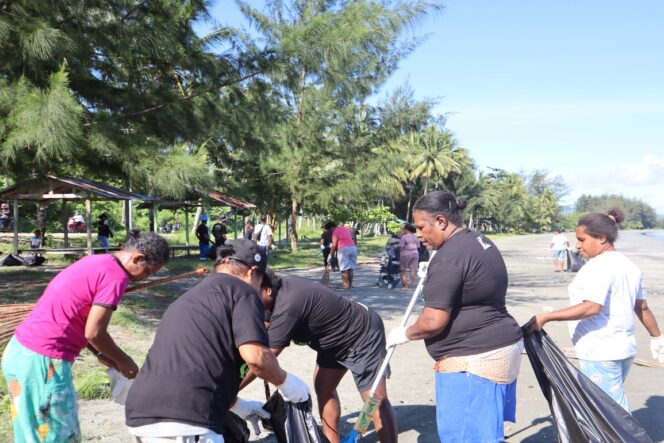 
					Antusias Warga RW 003 Kampung Holtekamp berpartisipasi dalam aksi bersih-bersih sampah di pantai wisata, Rabu 5 Juni 2024. (Dok PLN)
