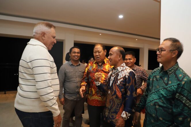 
					Paulus Waterpauw dalam suatu pertemuan bersama Keluarga Toraja Papua. (Istimewa)