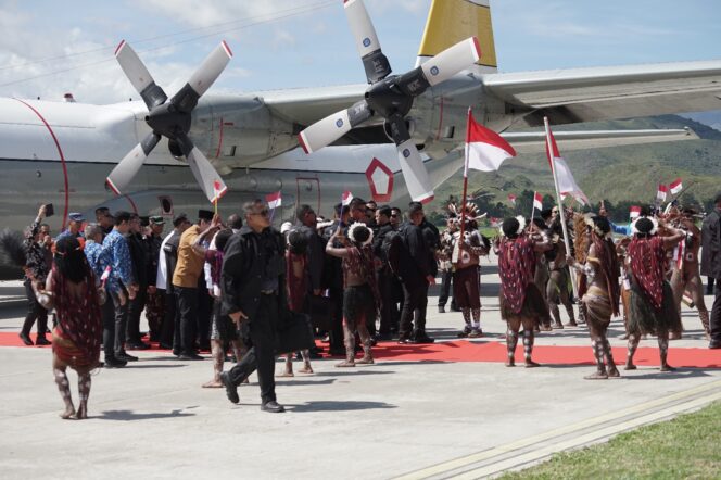 
					Penyambutan Wapres Ma'ruf Amin di Bandara Wamena saat kunjungan kerja ke Papua Pegunungan, Rabu 5 Juni 2024. (KabarPapua.co/Stefanus Tarsi)