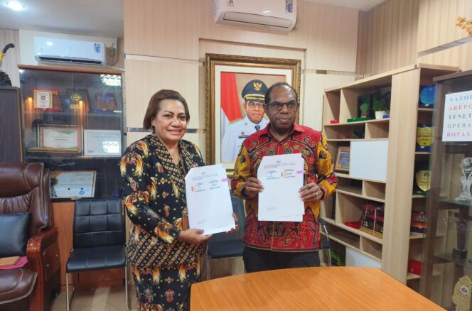 
					Penandatanganan PKS terkait PJBTL antara Manager PLN UP3 Jayapura Yakomina M. W. Senandi dan Bupati Keerom, Piter Gusbager. (Dok PLN)