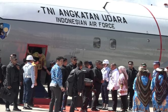 
					Wapres Ma'ruf Amin saat turun dari pesawat di Bandara Wamena, Papua Pegunungan, Rabu 5 Juni 2024. (KabarPapua.co/Stefanus Tarsi)