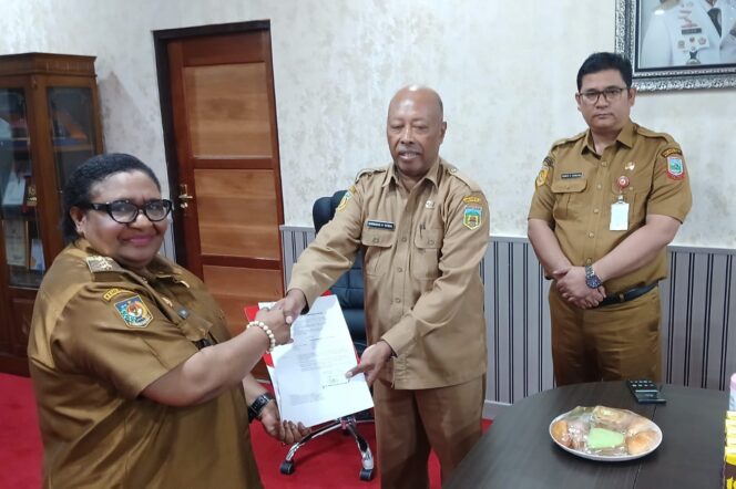 
					Penjabat Gubernur Ribka Haluk menyerahkan SK penunjukkan Plh Sekwan DPRD Papua Tengah, Rabu 5 Juni 2024. (Humas Pemprov Papua Tengah)