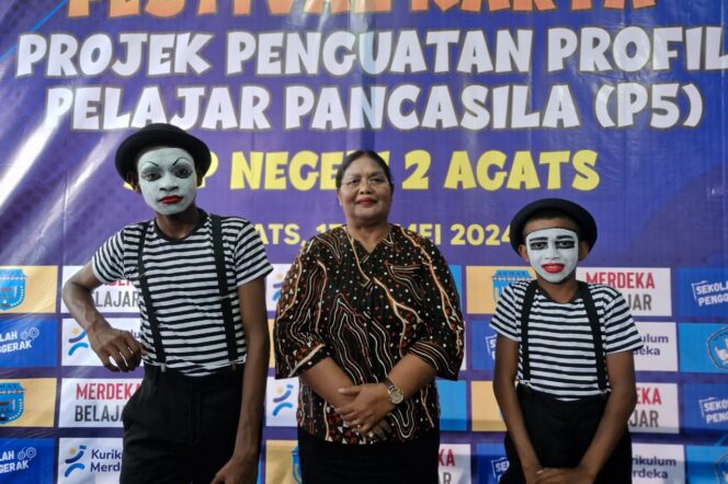 
					Dua pantomim cilik asal SMP Negeri 2 Agats foto bersama Kepala Dinas Pendidikan Asmat,  Barbalina Toisuta. (KabarPapua.co/Abdel Syah)