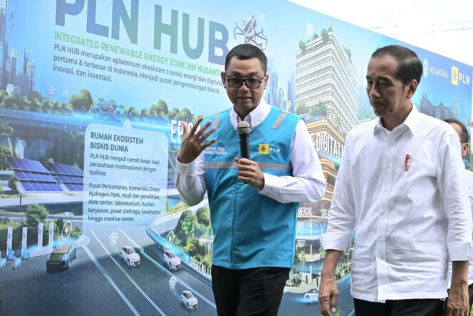 
					Presiden Jokowi (kanan) ketika mendengar pemaparan dari Direktur Utama PLN, Darmawan Prasodjo (kiri) tentang pembangunan PLN Hub di jantung IKN Nusantara pada Rabu 5 Juni 2024. (Ist)