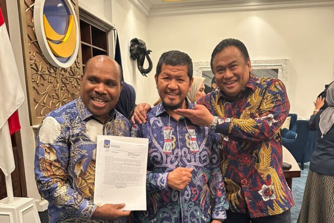 
					Maximus Tipagau menunjukkan surat rekomendasi Balon Bupati Mimika dari Partai NasDem. (Ist)