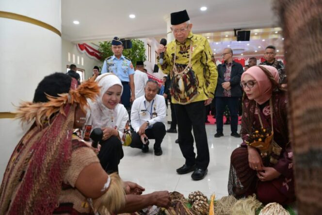 
					Kunjungan Wakil Presiden RI KH Ma'ruf Amin menginjakkan kaki pertama kalinya di Wamena, Kabupaten Jayawijaya, Provinsi Papua Pegunungan. (Foto: ist)