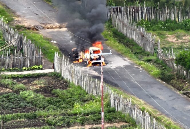 
					Penampakan mobil yang dibakar KKB di Kabupaten Paniai, Selasa 11 Juni 2024. (Satgas Damai Cartenz)