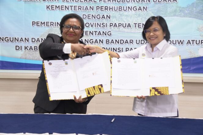 
					Penjabat Gubernur Papua Tengah, Dr. Ribka Haluk, S.Sos, MM dan Dirjen Perhubungan Udara Kemenhub RI, Maria Kristi Endah Murni usai teken MoU, Kamis 13 Juni 2024. (Dok Pemprov Papua Tengah)