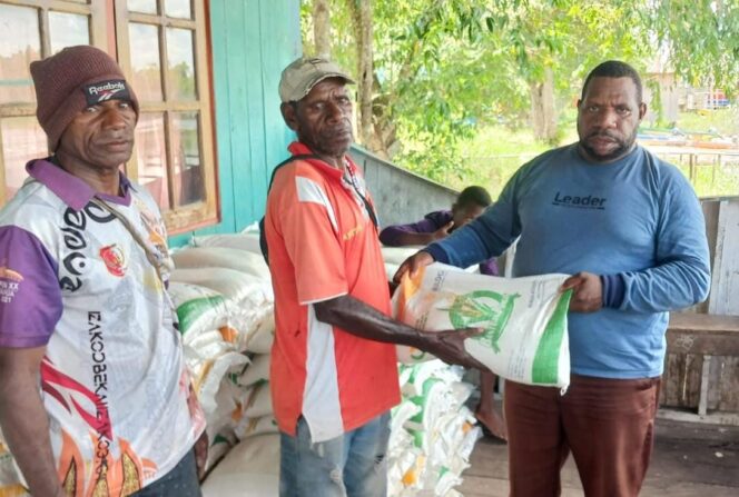 
					Kepala Distrik Dearkomur, Robi menyerahkan bantuan beras kementrian ke masyarakat. (KabarPapua.co/Abdel Syah)