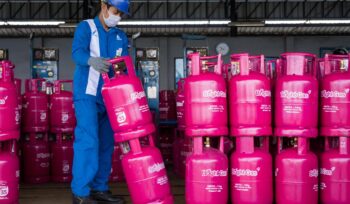 Ilustrasi petugas LPG. Foto: Pertamina
