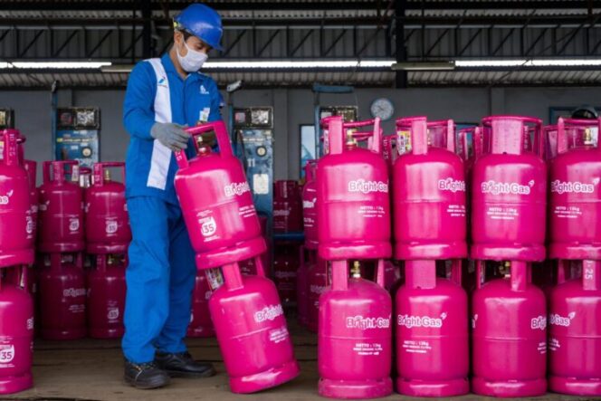 
					Ilustrasi petugas LPG. Foto: Pertamina