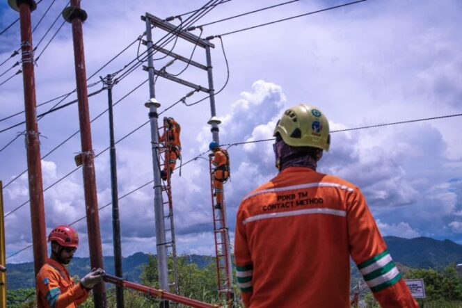 
					Petugas PLN dalam menjaga keandalan listrik bagi pelanggan. Foto: PLN 