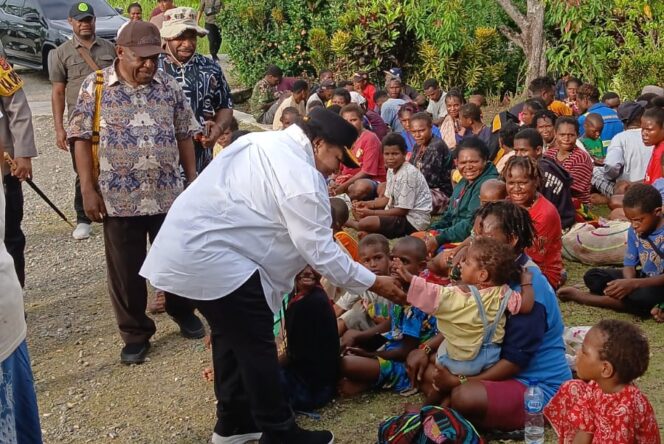 
					Penjabat Gubernur Papua Tengah Ribka Haluk menyapa para pengungsi Paniai di Kabupaten Nabire, Senin 17 Mei 2024. (Dok Humas Pemprov Papua Tengah)