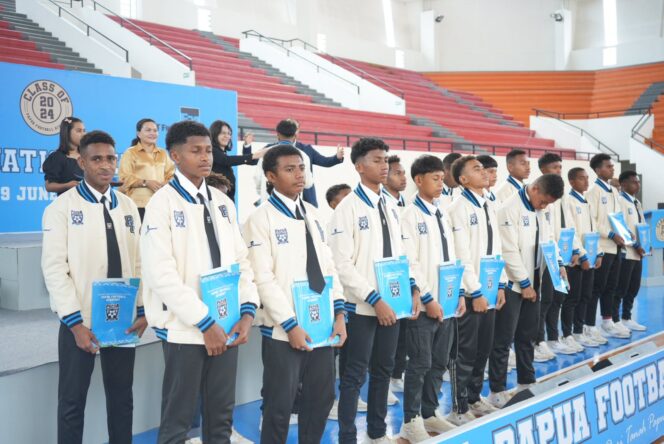 
					Momen kelulusan siswa Papua Football Academy di ruang indoor hall Basket Mimika Sports Complex. (Freeport)