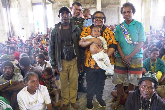 
					Pj Gubernur Papua Tengah, Ribka Haluk bersama anak angkat di penampungan pengungsi Distrik Bibida, Kabupaten Paniai. (Humas Pemprov Papua Tengah)