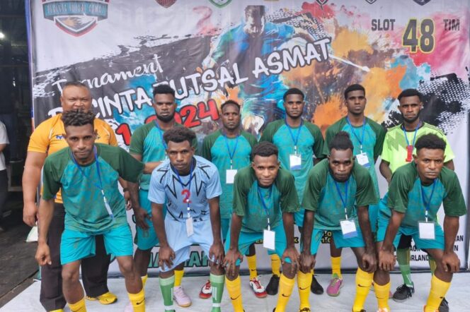 
					Ketua Panitia PFA Cup I 2024, Poly Ulukyanan foto bersama dengan tim futsal yang akan bertanding. (KabarPapua.co/Abdel Syah)