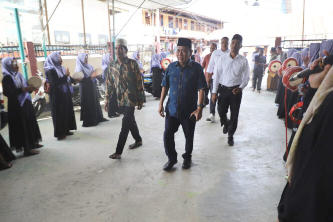 
					Iringan Rebana dari ibu-ibu Masjid Al-Ashri Pasar Youtefa Abepura. Foto: Tim PW