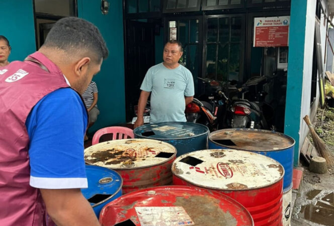 
					Petugas Pertamina Patra Niaga Papau Maluku saat memantai stok mitan di Ambon. (Foto: Pertamia Papua Maluku)