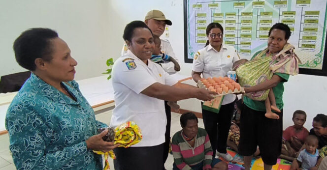 
					Pemberian makanan tambahan di Kabupaten Puncak untuk turunkan angka stunting. Foto: Diskominfo Puncak.