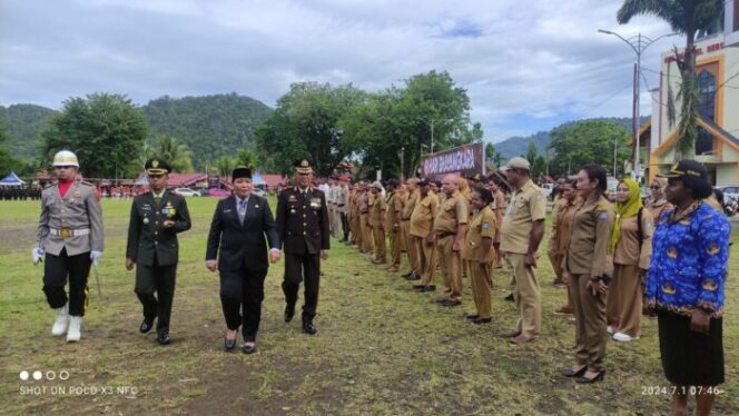 
					Sekda Kepulauan Yapen, Erny Tania mengecek kesiapan personel dalam upacara HUT ke-78 Bhayangkara, Senin 1 Juli 2024. (KabarPapua.co/Ainun Faathirjal)