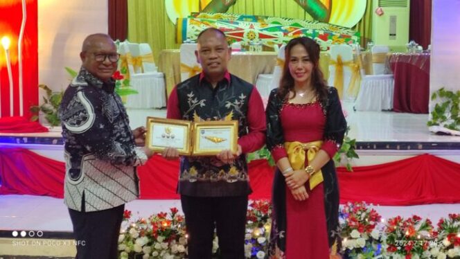 
					Penjabat Bupati Kepulauan Yapen, Welliam R. Manderi menyerahkan cinderamata kepada AKBP Herzoni Saragih pada malam pisah sambut, Rabu 17 Juli 2024. (KabarPapua.co/Ainun Faathirjal)