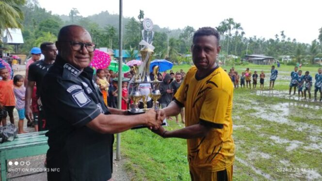 
					Penjabat Bupati Kepulauan Yapen, Welliam Manderi menyerahkan piala dan uang pembinaan kepada juara Turnamen Thomas Mawene Cup 2024. (KabarPapua.co/Ainun Faathirjal)