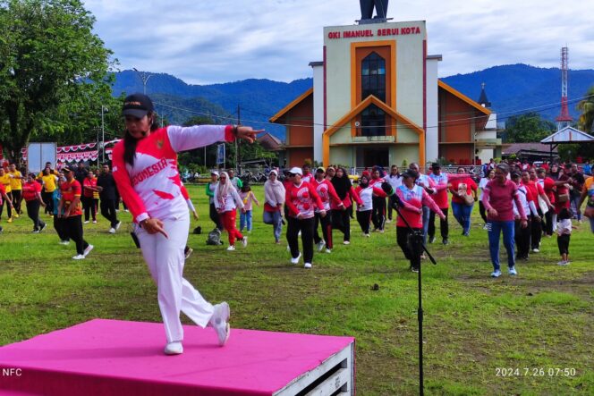 
					Senam Jantung Sehat Sanggar Acis Serui mewarnai pencananagan lomba HUT Kemerdekaan RI di Alun-alun Trikora, Kepulauan Yapen, Papua, Jumat 26 Juli 2024. (KabarPapua.co/Ainun Faathirjal)