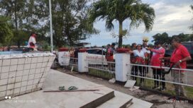 Penjabat Bupati Yapen Welliam Manderi meninjau renovasi Tugu Perjuangan Rakyat Serui, Jumat 26 Juli 2024. (KabarPapua.co/Ainun Faathirjal)